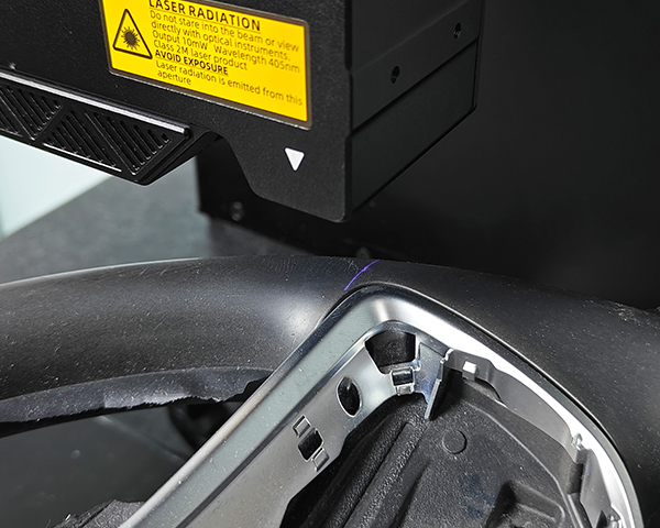 SRI系列3D相機(jī)測量汽車方向盤殼體間縫隙 SRI系列3D相機(jī)測量汽車方向盤殼體間縫隙